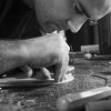 Lucca_in_bottega_Preparazione_alla_finitura_violino-1